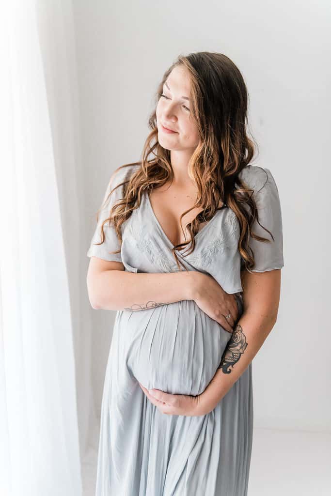 pregnant woman holding her whomb