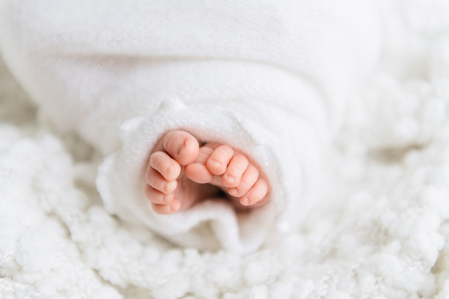 baby toes wrapped in a white wrap by Mobile newborn photographer